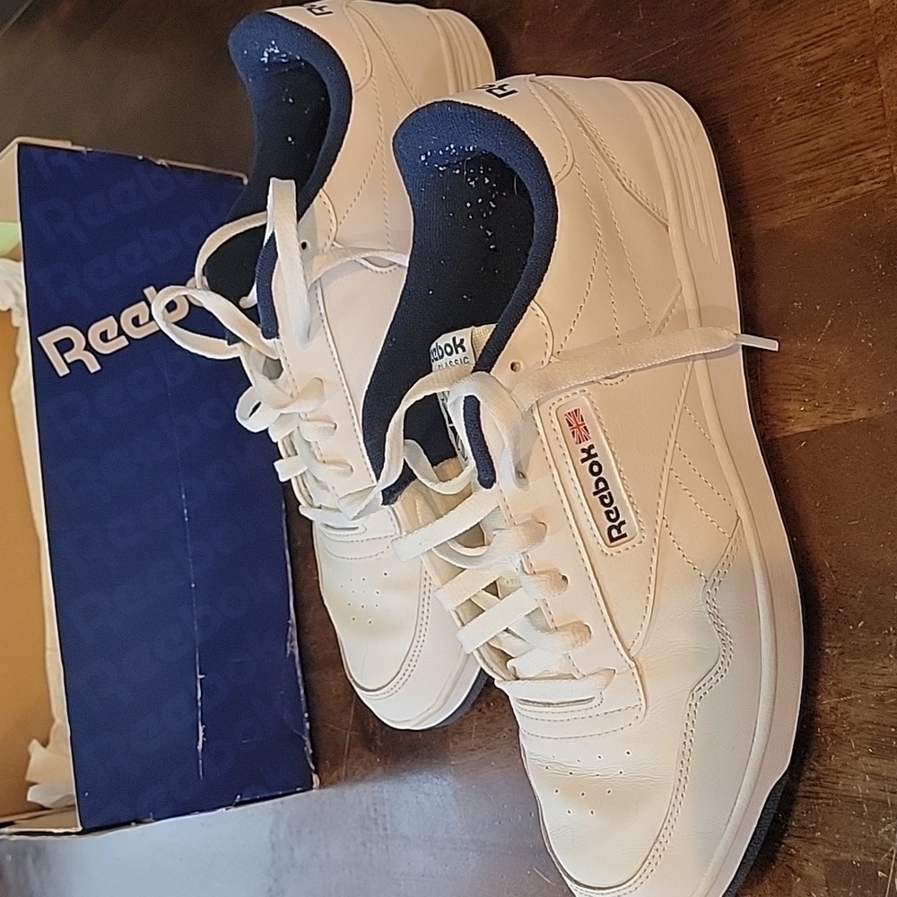 Mens 10.5 Reebok shoes, only worn 1 time